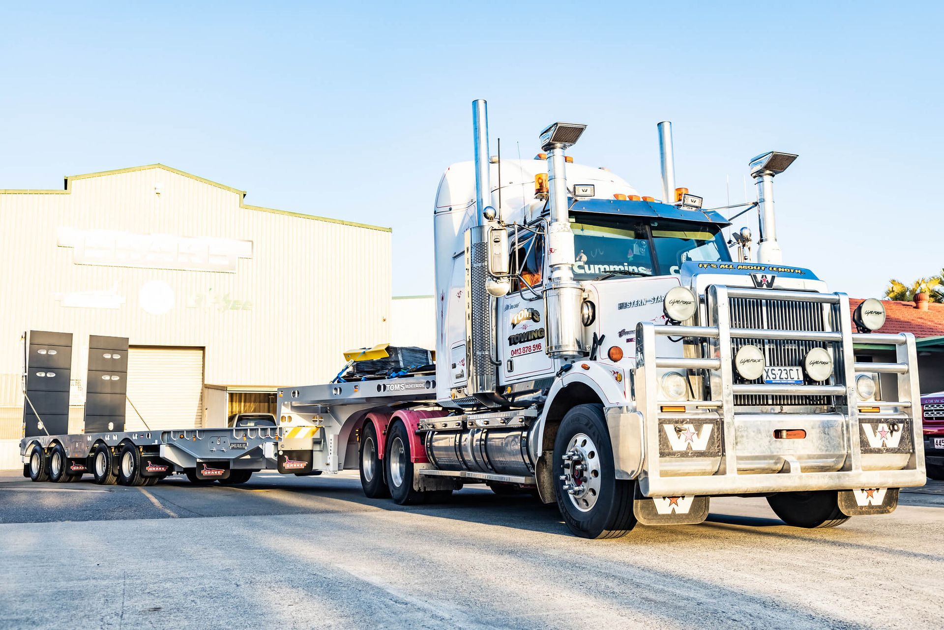 Tom's Towing Deck Widener Trailer delivery - view from front