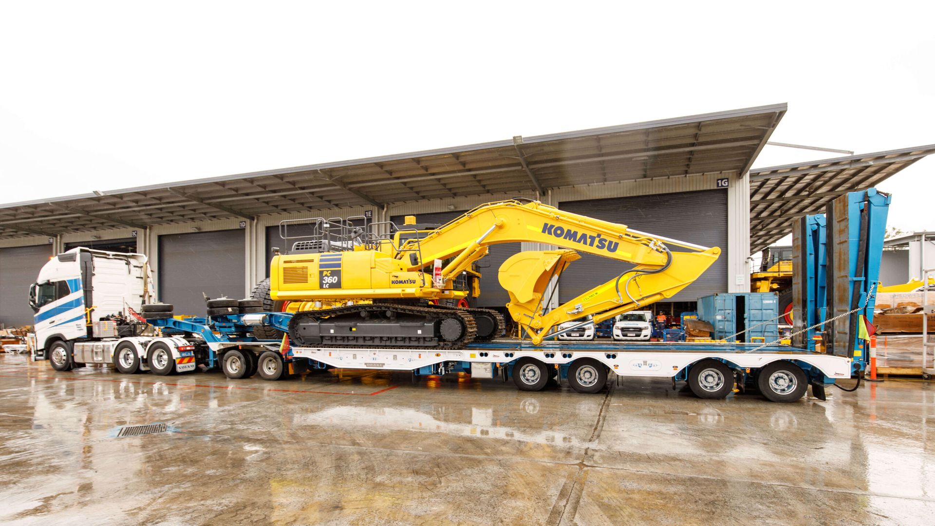 Morris Heavy Haulage Deck Widener carrying a yellow crane 